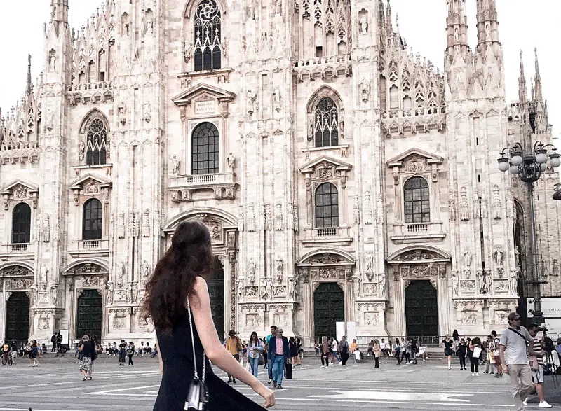 Hook up with Milan girl in Duomo