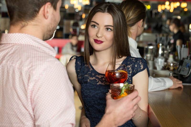 confident guy approaching girl at the bar 