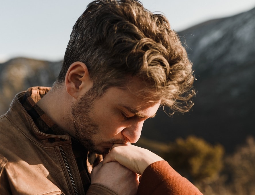 confident guy approach mature woman