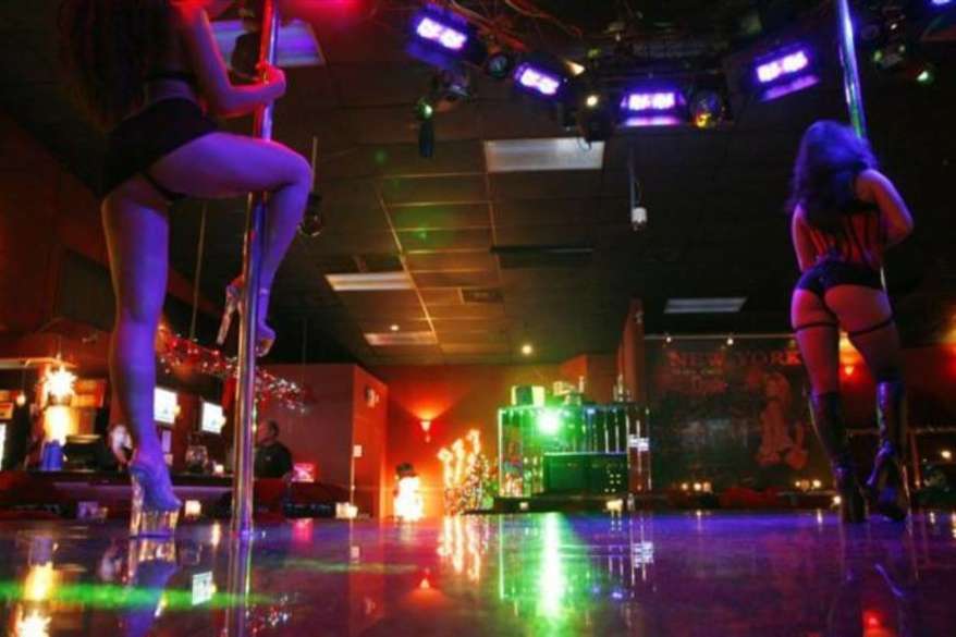 sexy girls dancing Detroit strip club