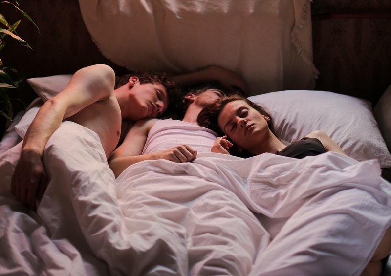 hooking up Canada couples bedroom