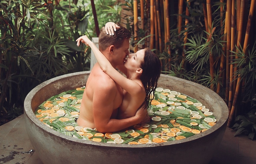 hook-up-with-girl-in-the-bath