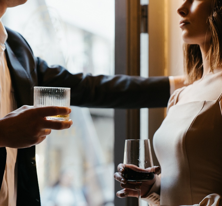 chica coqueteando con un chico en una fiesta