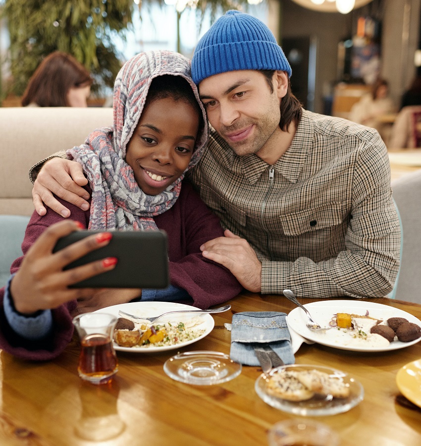 hookup couple having lunch together